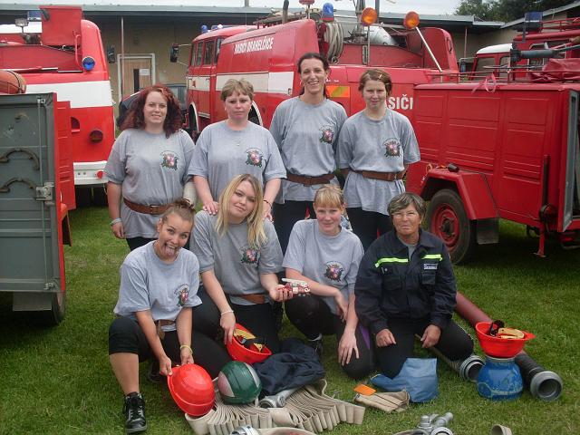 foto 009.jpg - Zleva stoj: Karolna indlerov, tpnka Nouzkov, Eva Slunekov, Soa Erngrov
Zleva sed: Andrea trbov, Hela Zzov, Anika Klmov, Maruka ervenkov